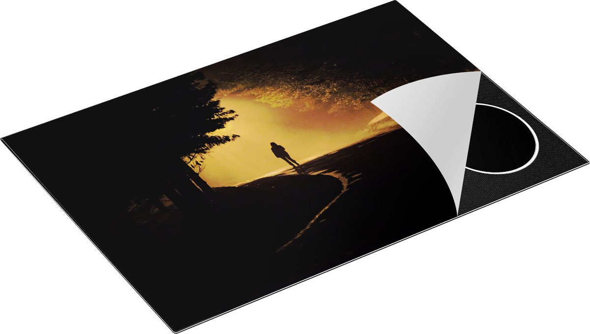 Chefcare Inductie Beschermer Persoon op een Donkere Weg in het Bos - 77x51 cm - Afdekplaat Inductie - Kookplaat Beschermer - Inductie Mat