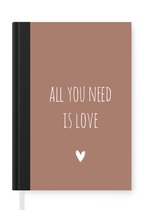 Notitieboek - Schrijfboek - Engelse quote "All you need is love" met een hartje op een bruine achtergrond - Notitieboekje klein - A5 formaat - Schrijfblok