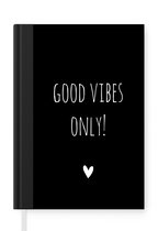 Notitieboek - Schrijfboek - Engelse quote "Good vibes only!" met een hartje tegen een zwarte achtergrond - Notitieboekje klein - A5 formaat - Schrijfblok