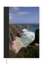 Notitieboek - Schrijfboek - Een steile en uitgestrekte klif voor het strand van Cornwall - Notitieboekje klein - A5 formaat - Schrijfblok