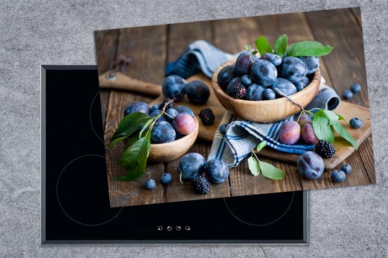 KitchenYeah® Inductie beschermer 81x52 cm - Kleurrijke vertoning van pruimen in houten kom - Kookplaataccessoires - Afdekplaat voor kookplaat - Inductiebeschermer - Inductiemat - Inductieplaat mat
