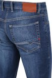 Achterkant van een blauwe jeans met een bruin lederen MAC JEANS label en geborduurde zak.