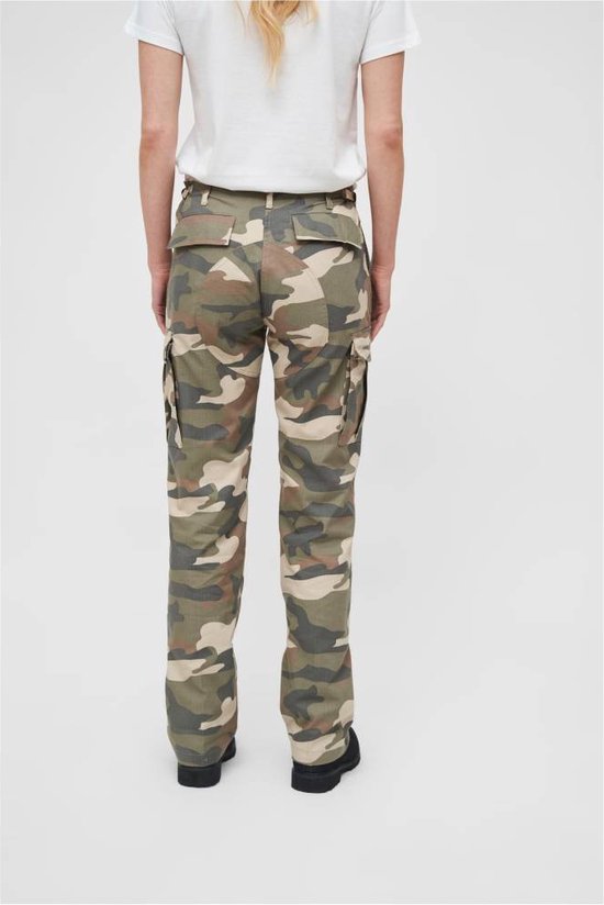 Vrouw met camouflage cargo broek en witte t-shirt, van achteren gezien.