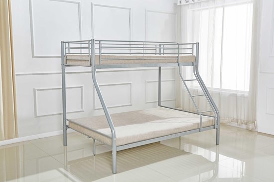 Zilverkleurig metalen stapelbed met beige matrassen en ladder.