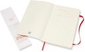 Liggend rood Moleskine notitieboek met open pagina's, een 'Do not disturb'-kaartje en een rood lint.