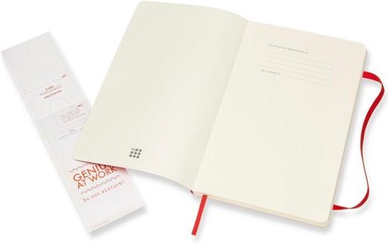 Liggend rood Moleskine notitieboek met open pagina's, een 'Do not disturb'-kaartje en een rood lint.