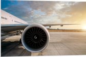 PVC Schuimplaat - Motor van Wit Vliegtuig op Vliegveld - 90x60 cm Foto op PVC Schuimplaat (Met Ophangsysteem)