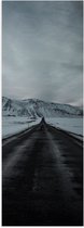 WallClassics - Poster (Matte) - Cloudy Road through the Snow - 30x90 cm Photo sur Papier Poster avec un Aspect Mat