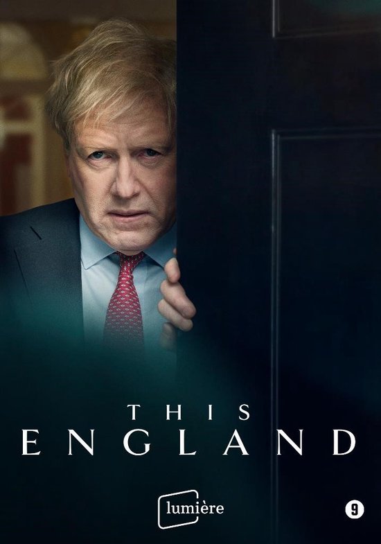 Boris Johnson in pak en stropdas kijkt door een deuropening, met 'This England' erop.