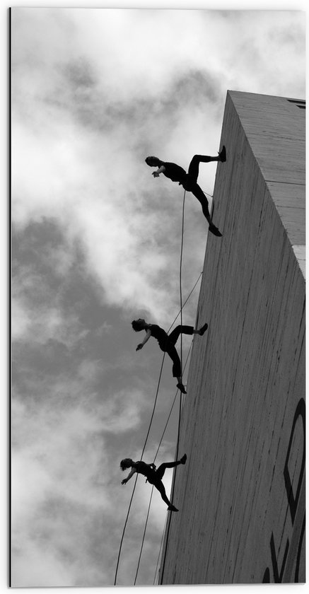 WallClassics - Dibond - Dansende Mensen tegen een Gebouw - 50x100 cm Foto op Aluminium (Met Ophangsysteem)