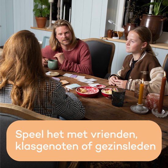 Drie personen spelen een spel aan een houten tafel, met tekst 'Speel het met vrienden, klasgenoten of gezinsleden'.