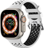 Strap-it Sportbandje met gesp - Geschikt voor Apple Watch bandje - Series 1/2/3/4/5/6/7/8/9/SE/Ultra (2) - Wit/Zwart - Siliconen bandje voor sport - Loop iWatch bandje maat: 42 mm 44 mm 45 mm 49 mm