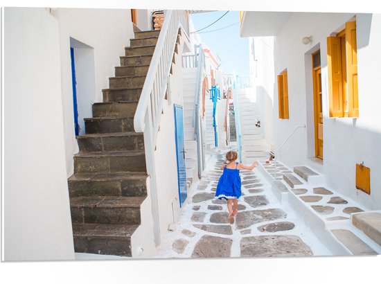 PVC Schuimplaat- Meisje in Blauwe Jurk door de Straten van Santorini, Griekenland - 75x50 cm Foto op PVC Schuimplaat