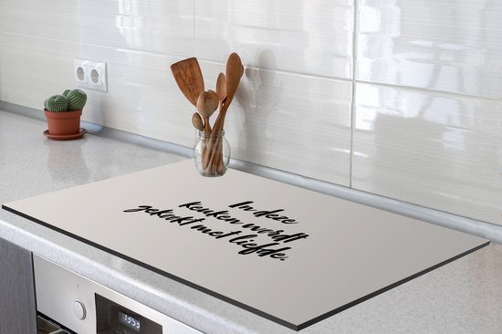 KitchenYeah® Inductie beschermer 85x52 cm - Spreuken - In deze keuken wordt gekookt met liefde - Quotes - Liefde - Koken - Kookplaataccessoires - Afdekplaat voor kookplaat - Inductiebeschermer - Inductiemat - Inductieplaat mat