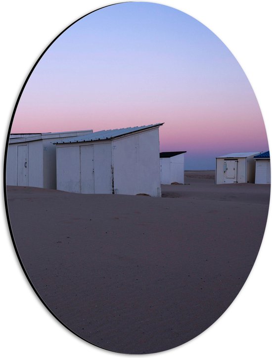 WallClassics - Dibond Ovaal - Witte Huisjes op Strand met Roze Lucht - 30x40 cm Foto op Ovaal (Met Ophangsysteem)