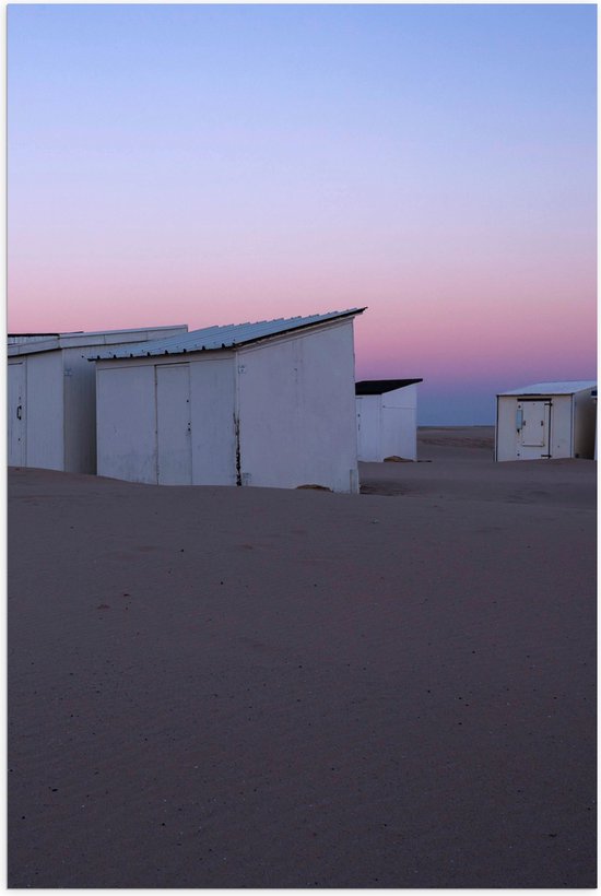 WallClassics - Poster (Mat) - Witte Huisjes op Strand met Roze Lucht - 40x60 cm Foto op Posterpapier met een Matte look
