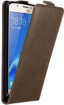 Cadorabo Hoesje voor Samsung Galaxy J7 2016 in KOFFIE BRUIN - Beschermhoes in flip design Case Cover met magnetische sluiting