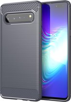 Cadorabo Hoesje geschikt voor Samsung Galaxy S10 5G in BRUSHED GRIJS - Beschermhoes van flexibel TPU siliconen in roestvrij staal-carbonvezel look Case Cover