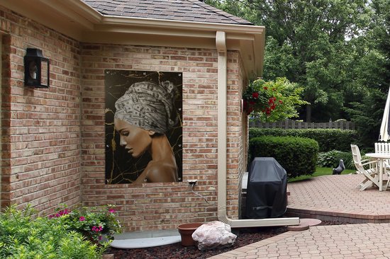 Tuinposter 80x120 cm - Tuindecoratie Vrouw - Hoofddoek - Bankbiljetten - Poster voor in de tuin - Buiten decoratie - Schutting tuinschilderij - Tuindoek muurdecoratie - Wanddecoratie balkondoek