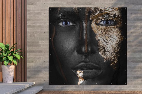 Affiche de Jardin Femme noire avec détails dorés - 200x200 cm