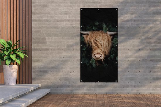 Tuinposter 80x160 cm - Tuindecoratie Schotse hooglander - Dier - Flora - Poster voor in de tuin - Buiten decoratie - Schutting tuinschilderij - Tuindoek muurdecoratie - Wanddecoratie balkondoek