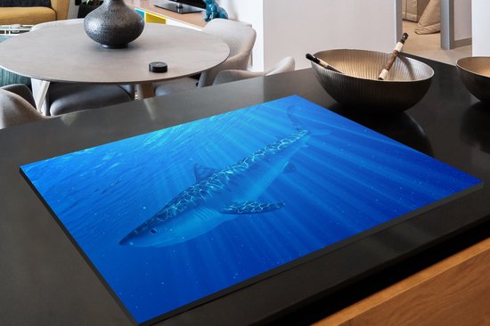 KitchenYeah® Inductie beschermer 85x52 cm - Een illustratie van een tijgerhaai in de zee - Kookplaataccessoires - Afdekplaat voor kookplaat - Inductiebeschermer - Inductiemat - Inductieplaat mat