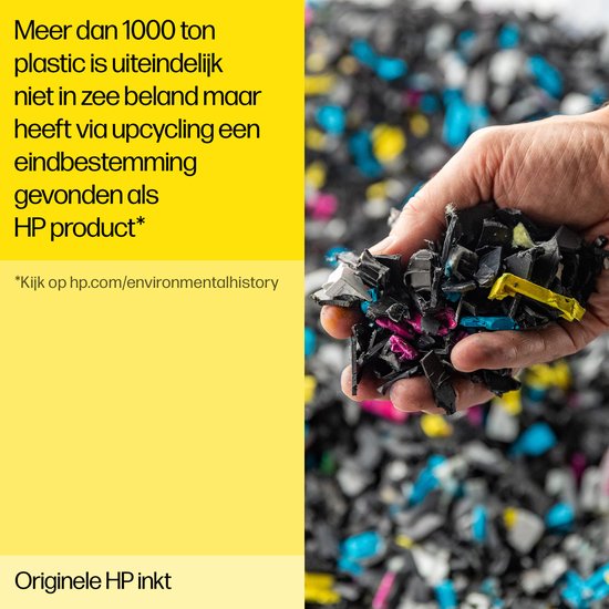 Hand houdt verkleurd, gebroken plastic, waaronder roze, blauwe en gele stukjes.