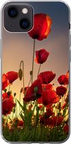 Geschikt voor iPhone 13 hoesje - Kleurrijke lucht boven een veld Klaprozen in Denemarken - Siliconen Telefoonhoesje