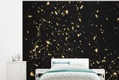 Behang - Fotobehang Gouden vlokken op een zwarte achtergrond - Breedte 300 cm x hoogte 240 cm