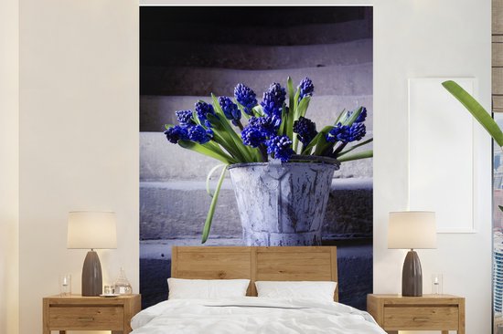 Papier peint - Papier peint photo peint - Un grand récipient avec des muscaris violets - Largeur 225 cm x hauteur 350 cm