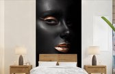 Behang - Fotobehang Zwart - Goud - Vrouw - Breedte 120 cm x hoogte 240 cm