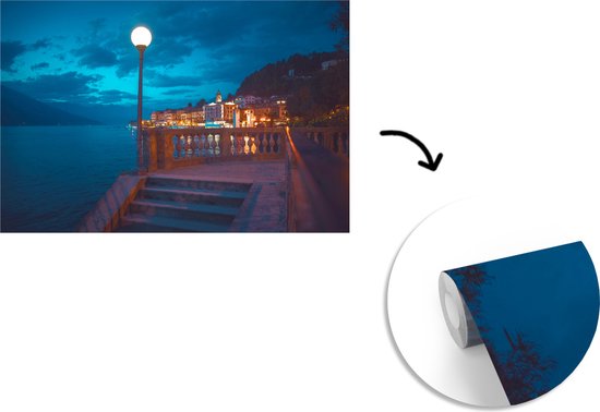 Papier peint photo vinyle - Le Bellagio illuminé au lac de Côme la nuit largeur 525 cm x hauteur 350 cm - Tirage photo sur papier peint (disponible en 7 tailles)