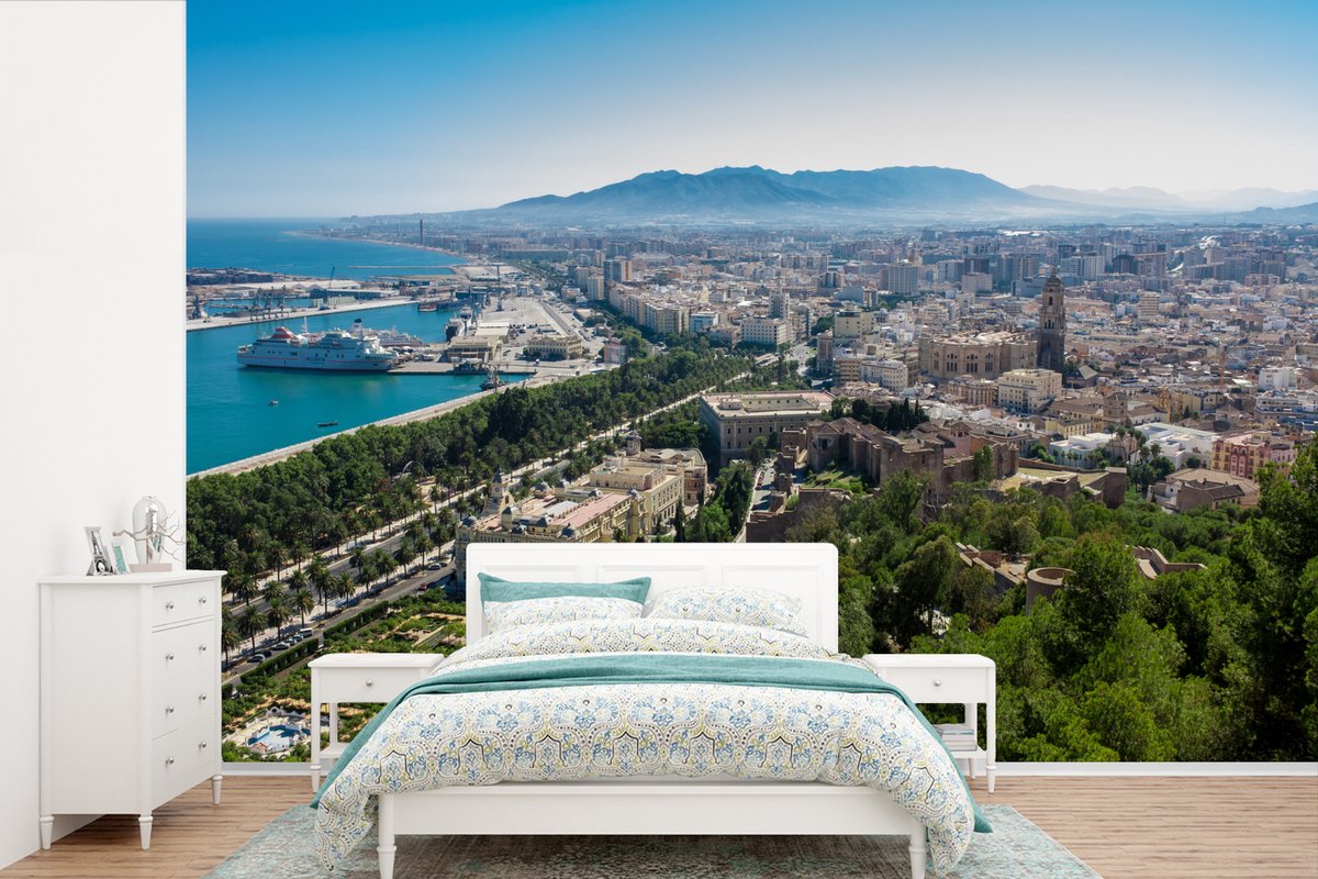 Behang - Fotobehang Een luchtfoto van Málaga vanaf een uitkijkpunt Spanje - Breedte 420 cm x hoogte 280 cm