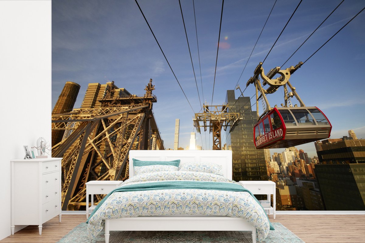 Behang - Fotobehang Kabelwagen boven New York - Breedte 360 cm x hoogte 240 cm