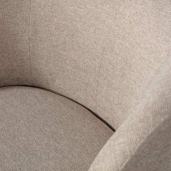 Detail van de zitting van een zandkleurige draaifauteuil met een ronde vorm.