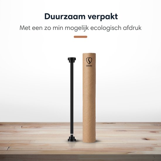 Zwarte, uitschuifbare gordijnroede met een duurzame kartonnen verpakking.
