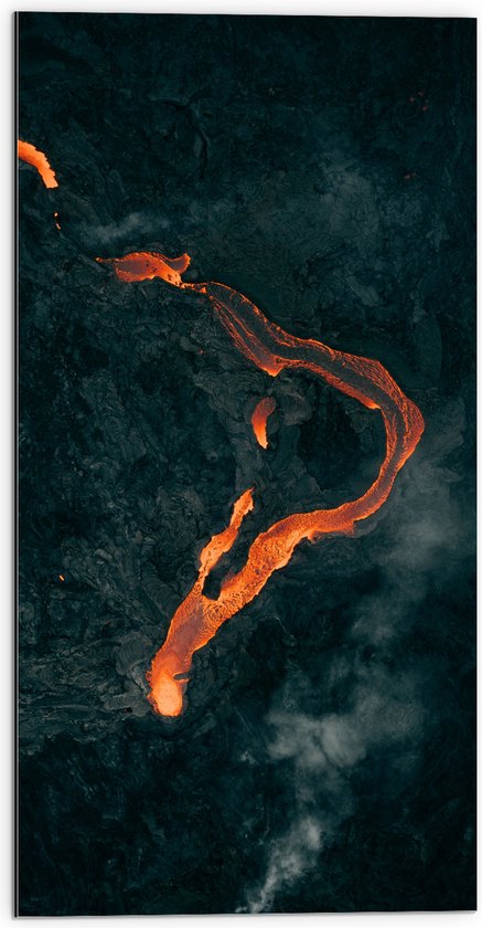 WallClassics - Dibond - Kronkelvormige Lava op Vulkaan - 50x100 cm Foto op Aluminium (Met Ophangsysteem)