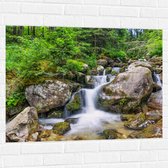 Muursticker - Mooie Waterval tussen Rotsen in het Bos - 100x75 cm Foto op Muursticker