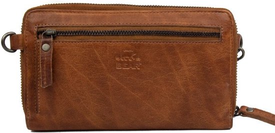 Lichtbruin leren telefoontasje, cognac kleur, met een ritsvak aan de voorkant en belettering.