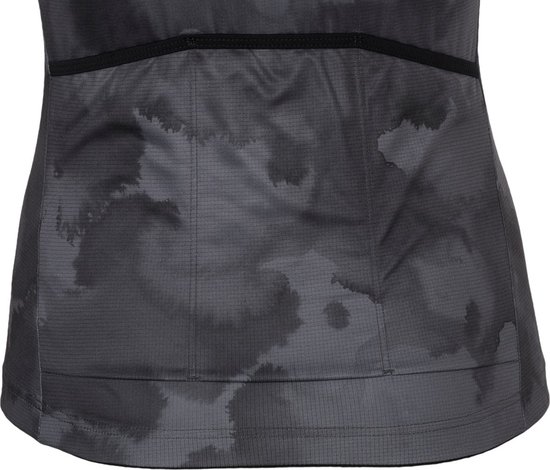 Onderkant van een dames tanktop. Zwart met abstract camouflage-achtig patroon en zwarte tailleband.