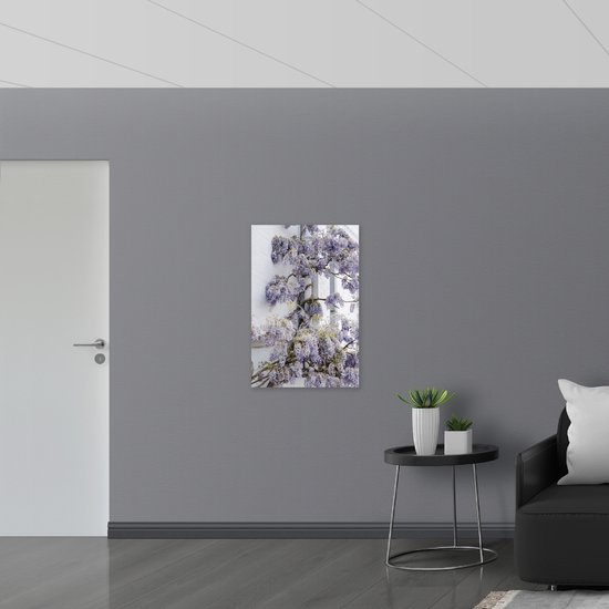 WallClassics - PVC Schuimplaat- Wit met Paarse Bloemen Plant - 60x90 cm Foto op PVC Schuimplaat