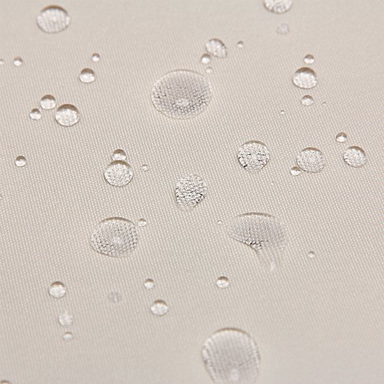 Textuuraanzicht van een lichtbeige, waterafstotend kussenmateriaal met waterdruppels.