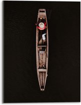 WallClassics - Acrylglas - Bovenaanzicht van Visser in Smal Houten Vissersbootje op Donker Water - 30x40 cm Foto op Acrylglas (Wanddecoratie op Acrylaat)