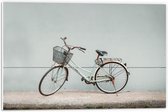 WallClassics - PVC Schuimplaat- Fiets geparkeerd bij Grijze Muur - 60x40 cm Foto op PVC Schuimplaat