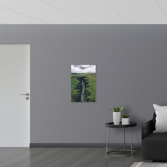 Poster Glanzend – Smalle Sloot tussen Kloof in Bergen - 50x75 cm Foto op Posterpapier met Glanzende Afwerking