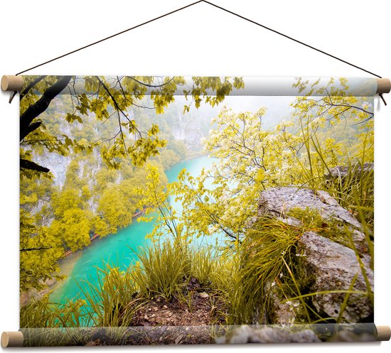 WallClassics - Textielposter - Bovenop een Berg Uitkijkend over een Groen Meer - 60x40 cm Foto op Textiel