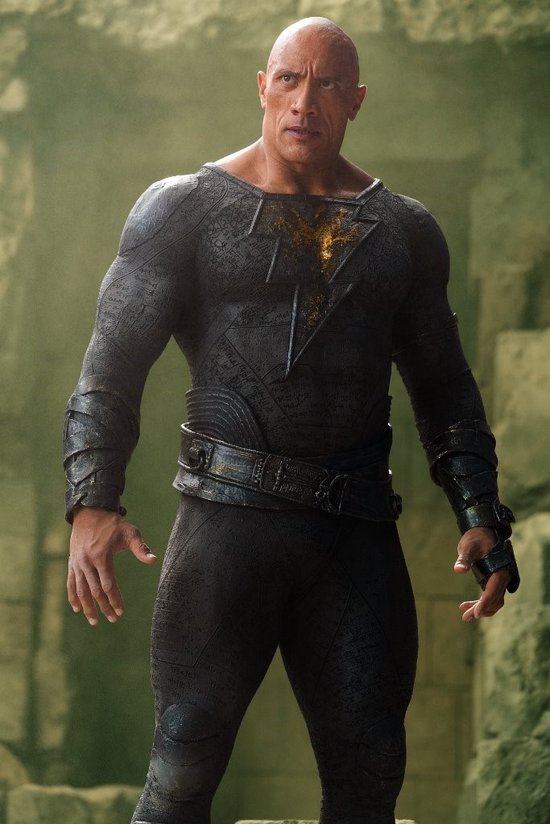 Dwayne Johnson als Black Adam, in een gedetailleerd zwart en grijs kostuum met gouden accenten.