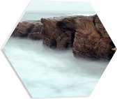 WallClassics - PVC Schuimplaat Hexagon  - Mist rond Bergen - 40x34.8 cm Foto op Hexagon (Met Ophangsysteem)
