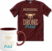 Professional drone pilot | Drone met camera | Mini drones - T-Shirt met mok - Unisex - Burgundy - Maat L