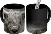 Magische Mok - Foto op Warmte Mokken - Koffiemok - Schotse hooglander - Koe - Dieren - Zwart wit - Landelijk - Magic Mok - Beker - 350 ML - Theemok